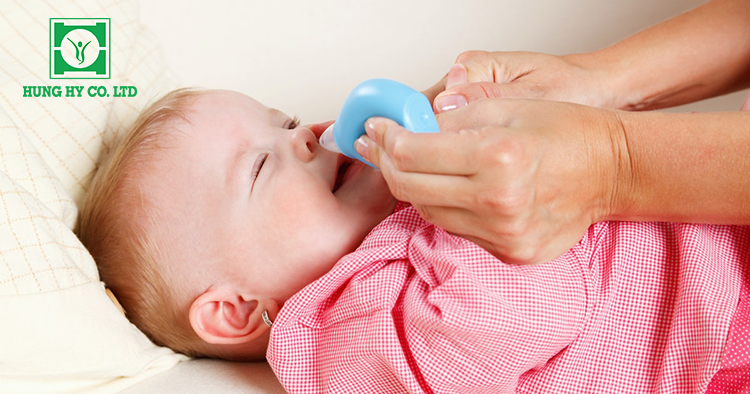 Cách sử dụng máy hút mũi cho trẻ sơ sinh với bầu hút bóng đèn