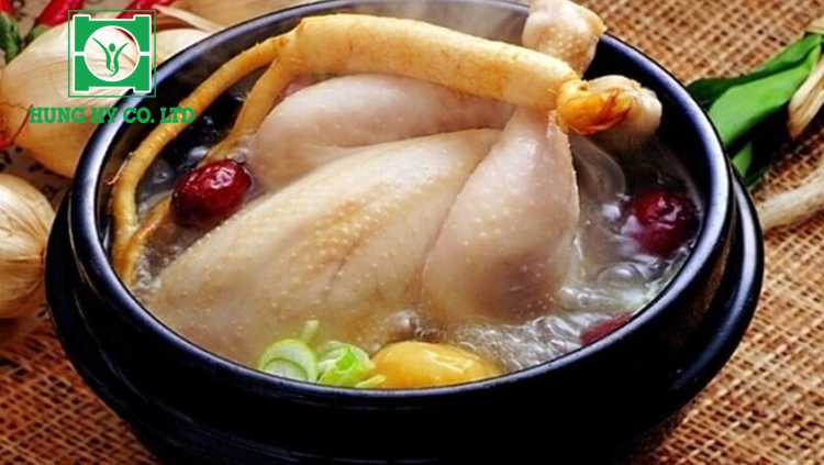 Súp gà nhân sâm là món ăn ngon Hàn Quốc cực kỳ bổ dưỡng