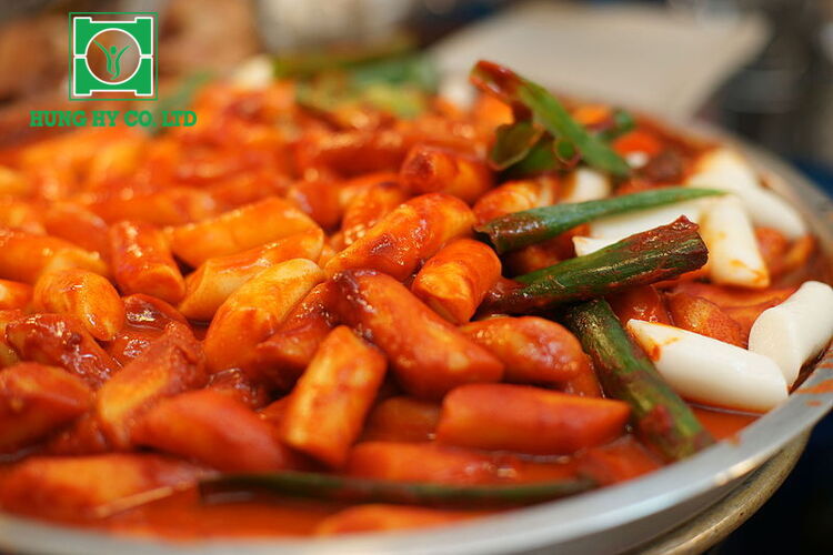 Tteokbokki là món ăn đường phố truyền thống của Hàn Quốc