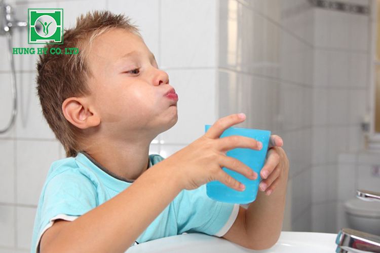 Súc nước muối là cách phổ biến để tự điều trị bệnh viêm họng tại nhà