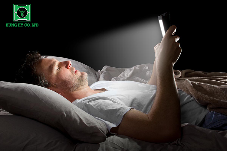 Ánh sáng chói từ điện thoại khiến bạn tỉnh táo và khó ngủ hơn