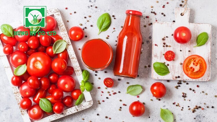 Người cao huyết áp nên uống nước ép cà chua không ướp muối