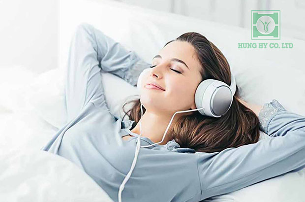 Nghe nhạc du dương, nhẹ nhàng sẽ giúp bạn thư giãn trước khi ngủ có thể giúp cải thiện chứng mất ngủ