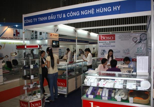 Hùng Hy tham gia hội chợ hàng tiêu dùng tết 2014