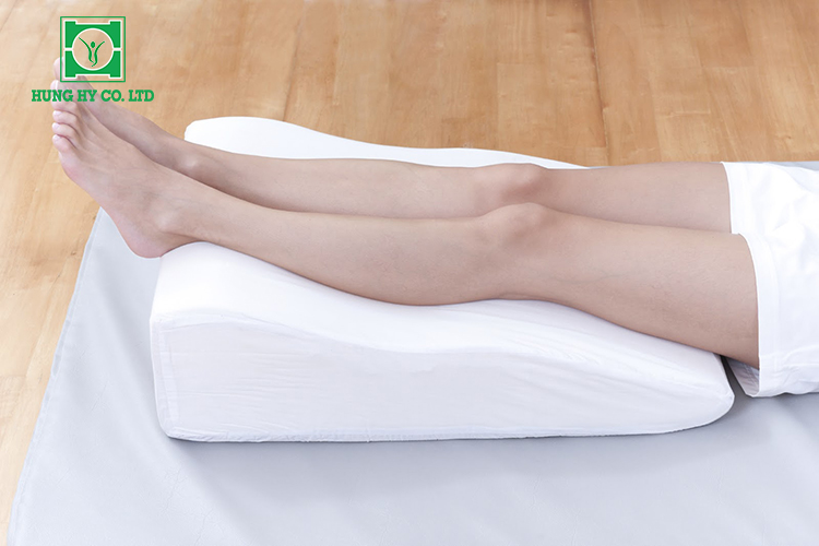 Nâng chân cao trên gối là một cách trị giãn tĩnh mạch chân tại nhà hiệu quả