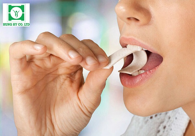 Nhai kẹo cao su không đường sẽ kích thích tiết nước bọt giúp bạn giảm khô miệng