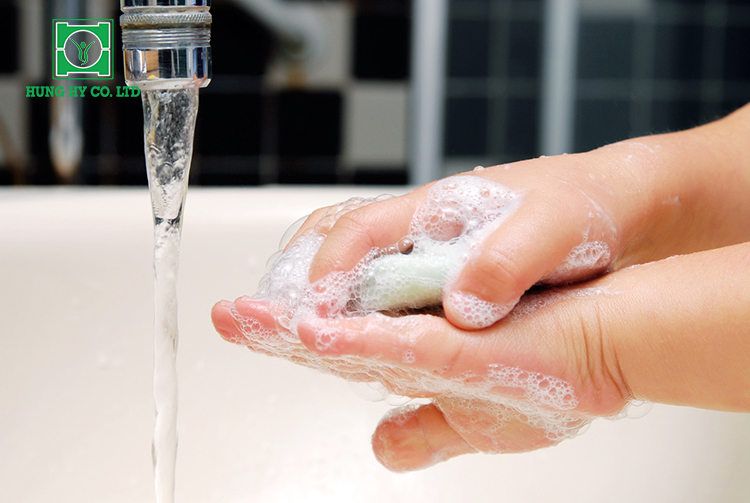 Hãy luôn rửa tay bằng xà phòng và nước sạch sau khi đi vệ sinh và trước khi ăn